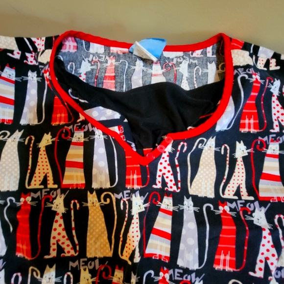 Scrub H.Q. scrub top. Size Medium. 2 front pockets. - Picture 2 of 3